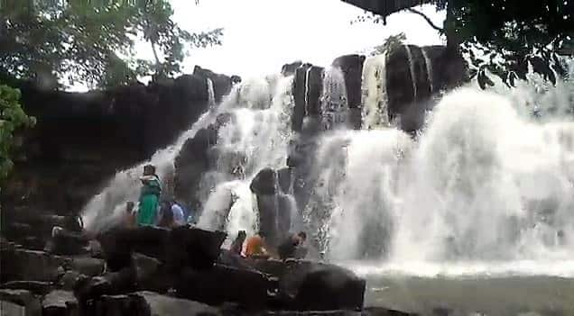 मुंबई-गोवा महामार्गावरुन हाकेच्या अंतरावर असलेल्या सावडाव धबधबा पर्यटकांचं आवडीचं ठिकाण आहे.