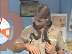 TV पर सांप की खूबियां बता रहा था एंकर, तभी सचमुच बोल दिया सांप ने हमला, Video देख रह जाएंगे हैरान