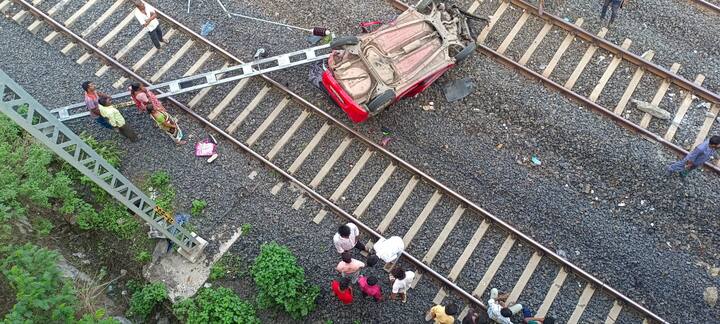 जाम नागपूर मार्गावरील बोरखेडी शिवारात रेल्वे ओव्हरब्रिजवरुन कार खाली कोसळली