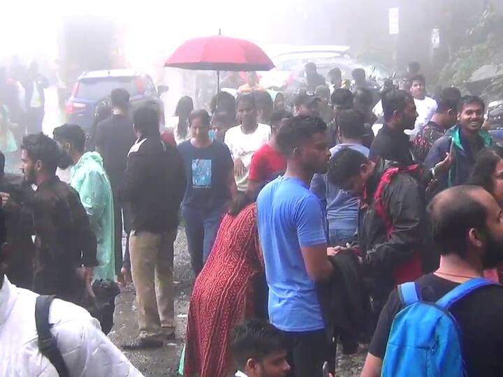 यामुळे सांगली, कोल्हापूर, सातारा, गोवा, कर्नाटक या भागातील पर्यटक मोठ्या संख्येने आंबोलीत दाखल झाले आहेत.