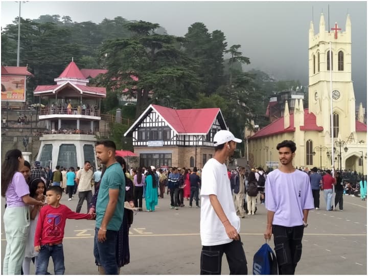 Himachal Pradesh Tourism: हिमाचल प्रदेश में सुहावने मौसम के कारण एकबार फिर पर्यटकों की  भीड़ उमड़ने लगी है. यहां पिछले सप्ताह खराब मौसम के कारण पर्यटकों ने आना बंद कर दिया था.