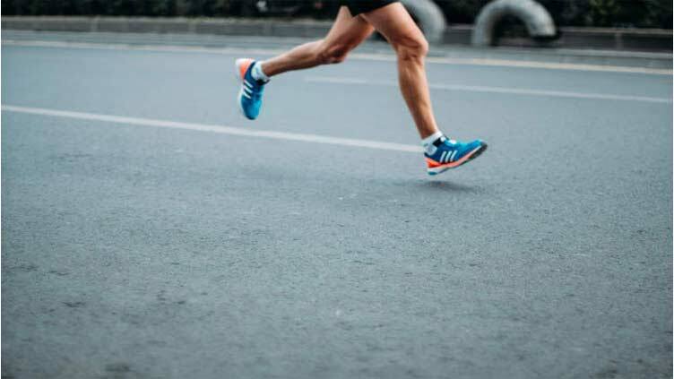 Chinese company fired employee for loosing in race 5 km in 30 minutes Shocking News: 30 ਮਿੰਟਾਂ 'ਚ ਦੌੜਨਾ ਸੀ 5 ਕਿਲੋਮੀਟਰ, ਕਰਮਚਾਰੀ ਪੂਰੀ ਨਹੀਂ ਕਰ ਸਕਿਆ ਦੌੜ, ਇਸ ਲਈ ਕੰਪਨੀ ਨੇ ਉਸ ਨੂੰ ਨੌਕਰੀ ਤੋਂ ਕੱਢ ਦਿੱਤਾ!