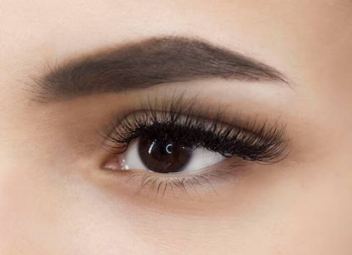 आइब्रो पर आप बादाम का तेल भी लगा सकती हैं.इससे बाल काफी तेजी से ग्रो कर सकता है.रात में सोने से पहले आइब्रो पर रूई की मदद से इस तेल को लगाएं.नियमित इस्तेमाल से आपकी आइब्रो घनी बन सकती है.