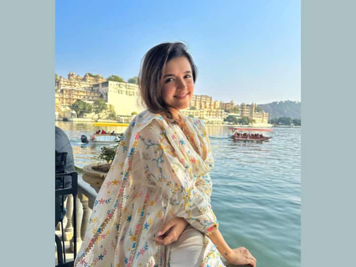 In an Indian suit with embroidered detailing, Shirley showcased the perfect blend of simplicity and sophistication, making a fashion statement. (Image Source: Instagram/Shirley Setia)