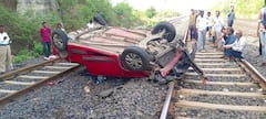 Car Accident : ओव्हरब्रिजचा सुरक्षा कठडा तोडून कार थेट रेल्वे ट्रॅकवर कोसळली, वर्ध्यातील घटना