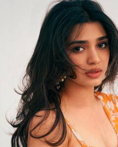 Krithi Shetty: క్యూట్ బ్యూటీ కృతిశెట్టి అందాల కనువిందు