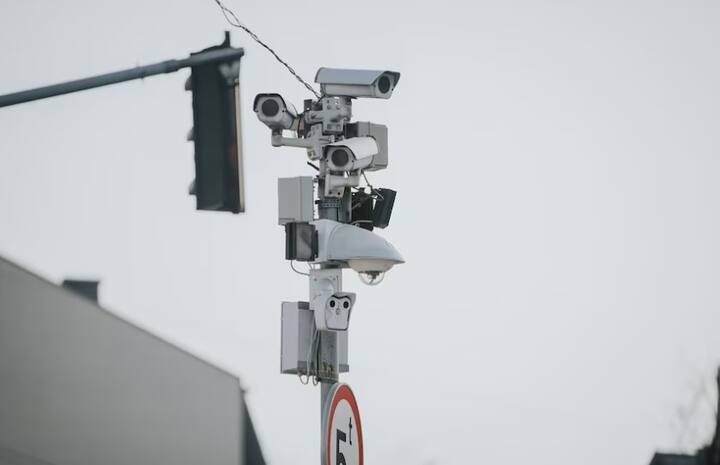 ਸੜਕ 'ਤੇ ਚੱਲਦੇ ਸਮੇਂ ਟ੍ਰੈਫਿਕ ਨਿਯਮਾਂ ਦਾ ਪਾਲਣ ਕਰਨਾ ਮਹੱਤਵਪੂਰਨ ਹੈ।ਇਸ ਦੇ ਬਾਅਦ, ਟ੍ਰੈਫਿਕ ਨਿਯਮਾਂ ਦੀ ਉਲੰਘਣਾ ਕਰਨ ਵਾਲੇ ਨੂੰ ਚਲਾਨ ਦਾ ਭੁਗਤਾਨ ਕਰਨਾ ਪੈਂਦਾ ਹੈ। ਆਓ ਜਾਣਦੇ ਹਾਂ ਇਹ ਕੈਮਰੇ ਕਿਵੇਂ ਕੰਮ ਕਰਦੇ ਹਨ ਤੇ ਇਨ੍ਹਾਂ ਤੋਂ ਬਚਣਾ ਕਿਉਂ ਸੰਭਵ ਨਹੀਂ।