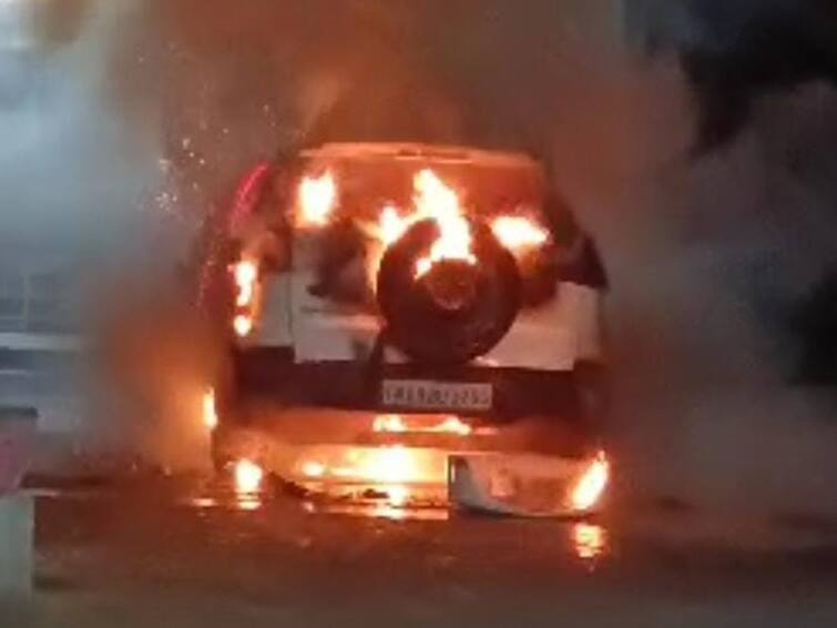 A car parked in front of a house in Vikravandi near Villupuram suddenly burst into flames at midnight விழுப்புரம்: நள்ளிரவில் திடீரென தீப்பிடித்த கார்... நடந்தது என்ன?