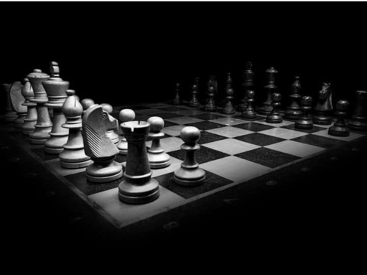 आज शतरंज का खेल पूरी दुनिया में खेला जाता है. लेकिन क्या आप जानते हैं कि इस खेल की शुरुआत भारत में हुई थी और फिर यहीं से ये पूरी दुनिया में फैला. आज इस आर्टिकल में हम आपको शतरंज का मूल नाम भी बताएंगे.