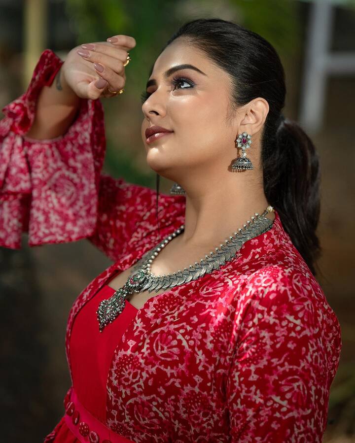 'పటాస్' షో ద్వారా యాంకర్ గా మంచి గుర్తింపు తెచ్చుకున్న శ్రీముఖి ఆ తర్వాత పలు టీవీ షో లతో హోస్ట్ గా ఎంతో మంచి క్రేజ్ సంపాదించుకుంది.