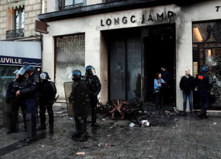 France Riots rioters crashed a car into Mayor of Paris home France Riots: फ्रांस में बेकाबू हुए हालात, पेरिस में मेयर का आरोप- घर में घुस प्रदर्शनकारी, पत्नी और बच्चा हुआ घायल
