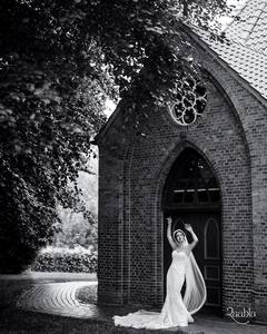 चर्च वेडिंग में एक दूसरे का हाथ पकड़ कर कसमें वादे खाते दिखे श्रीजिता डे-माइकल, लिप टू लिप किया किस