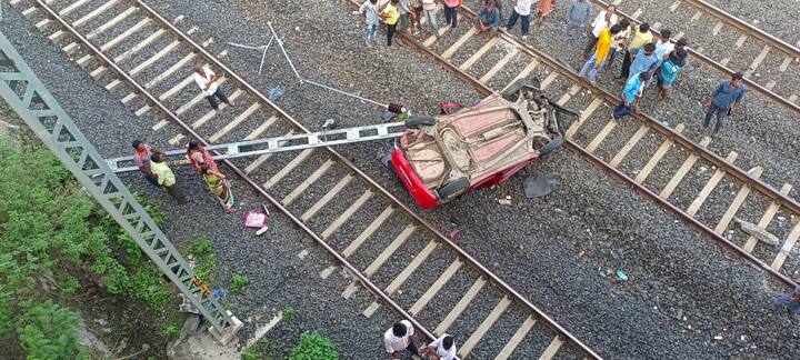 बोरखेडी शिवारात रेल्वेच्या पुलावरुन कार कोसळली