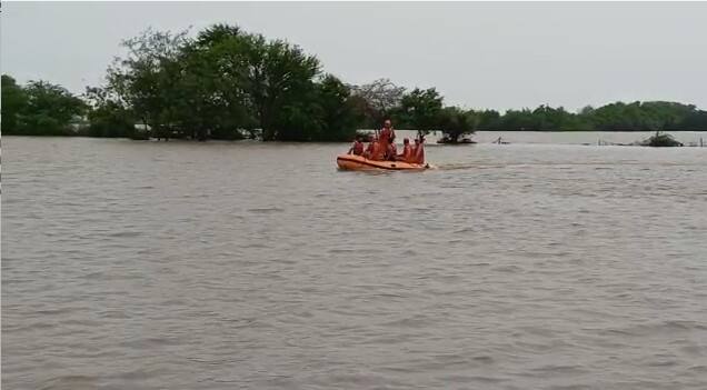 Junagadh Rain: જુનાગઢ જિલ્લામાં ચોમાસાનો પ્રથમ વરસાદ જાણે મેઘ કહેર બનીને ત્રાટકીઓ હોય તેવા દ્રશ્યો સર્જાયા છે.જિલ્લાના ઘેડ પંથકમાં ખેતરો જાણે બેટમાં ફેરવાઈ ગયા હોય તેવો માહોલ જોવા મળી રહ્યો છે.