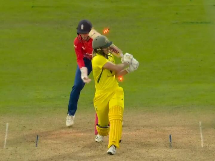 Watch: इंग्लैंड की गेंदबाज लॉरेन बेल की खतरनाक गेंद पर एलिस पेरी ने गंवाया विकेट, वीडियो में देखें कैसे हुईं आउट