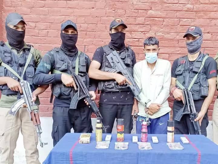 jammu kashmir terror associate of let yasir ahmed ittoo arrested with 4 perfume ieds from batmaloo bus stand Jammu Kashmir : अमरनाथ यात्रेदरम्यान मोठा कट उधळला! परफ्यूम बॉटलमध्ये बॉम्ब, 4 आयईडीसह लष्कर-ए-तोएबा संबंधित एकाला अटक