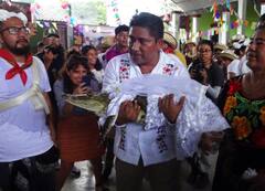 मेक्सिको में मेयर ने की मगरमच्‍छ से शादी, अनोखे अंदाज में सजी थी दुल्हन, वीडियो वायरल