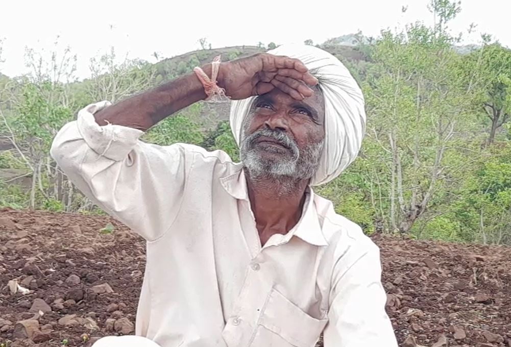 Buldhana : महिना झालं तरी पाऊस नाही, बुलढाण्यातील शेतकऱ्यांचा अनोखा प्रयोग; बांधावरुन सोडली मिठाची धुरी 