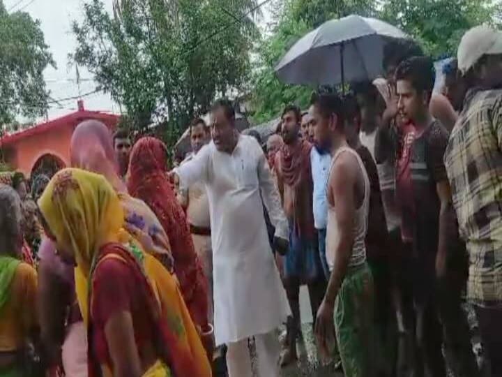 CM Nitish Kumar MLA Rajeev Kumar Singh abused people protesting in Munger video viral ann Bihar News: मुंगेर में CM नीतीश के विधायक ने खोया आपा, विरोध कर रहे लोगों को गाली देते वीडियो वायरल, मामले पर दी सफाई