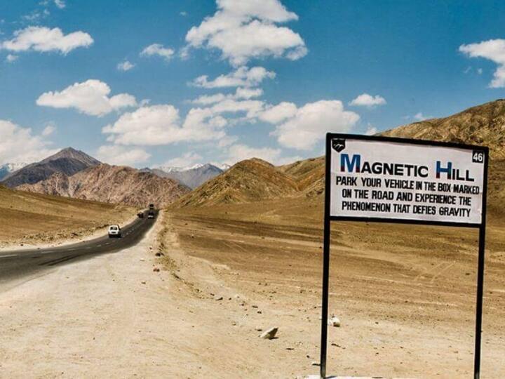 लेह में मैग्नेटिक हिल, लेह से कारगिल की ओर लगभग 30 किलोमीटर की दूरी पर स्थित एक छोटी सी सड़क को लद्दाख के मैग्नेटिक हिल के रूप में जाना जाता है. यहां वाहन 20 किलोमीटर प्रति घंटे की रफ्तार से ऊपर की ओर बढ़ने लगते हैं.