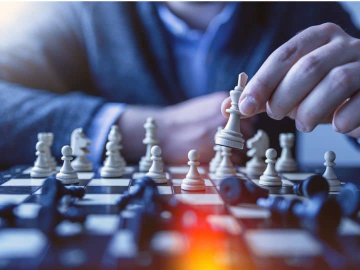 शतरंज सबसे पहले भारत में खेला गया. यहीं इस खेल की शुरुआत हुई, इसके बाद ये खेल यहां से ईरान गया और फिर वहां से पूरी दुनिया में फैल गया.