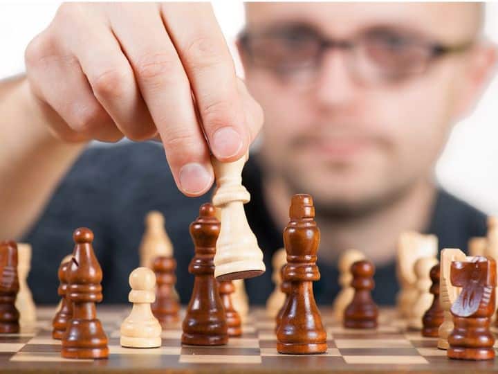 आपको बता दें, शतरंज एक प्रकार के युद्ध का खेल है. दरअसल, उस दौर में जो भारतीय राजा होते थे और वो अक्सर युद्ध करते थे, ऐसे में ये खेल उनकी रणनीतिक समझ को सुधारता था.