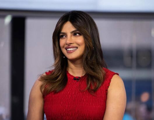 ਇਸ ਦੇ ਨਾਲ ਹੀ ਉਨ੍ਹਾਂ ਨੇ ਅਮਰੀਕੀ ਫਿਲਮ ਇੰਡਸਟਰੀ 'ਚ ਕੰਮ ਕਰਨ ਦੇ ਅਨੁਭਵ ਬਾਰੇ ਵੀ ਗੱਲ ਕੀਤੀ। ਇਸ ਬਾਰੇ 'ਚ ਪ੍ਰਿਯੰਕਾ ਨੇ ਕਿਹਾ ਕਿ ਹਾਲੀਵੁੱਡ 'ਚ ਕੰਮ ਕਰਨਾ ਓਨਾ ਆਸਾਨ ਨਹੀਂ ਹੈ ਜਿੰਨਾ ਲੋਕ ਸੋਚਦੇ ਹਨ। ਛੋਟੀਆਂ ਭੂਮਿਕਾਵਾਂ ਤੋਂ ਸ਼ੁਰੂਆਤ ਕਰਕੇ ਮੈਂ ਵੱਡੀਆਂ ਭੂਮਿਕਾਵਾਂ ਹਾਸਲ ਕੀਤੀਆਂ ਹਨ।