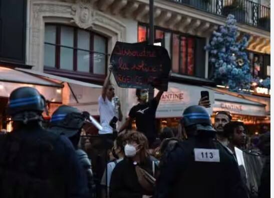 More Than 1Thousand 3 Hundred Arrested In France Incident Till Friday Night As Protest Erupted In Youth Being Allegedly Killed By Policeman World News: উত্তেজনা স্তিমিত হলেও অশান্তির চাপা আগুন এখনও ধিকিধিকি জ্বলছে ফ্রান্সে, ধৃত ১৩০০-র বেশি