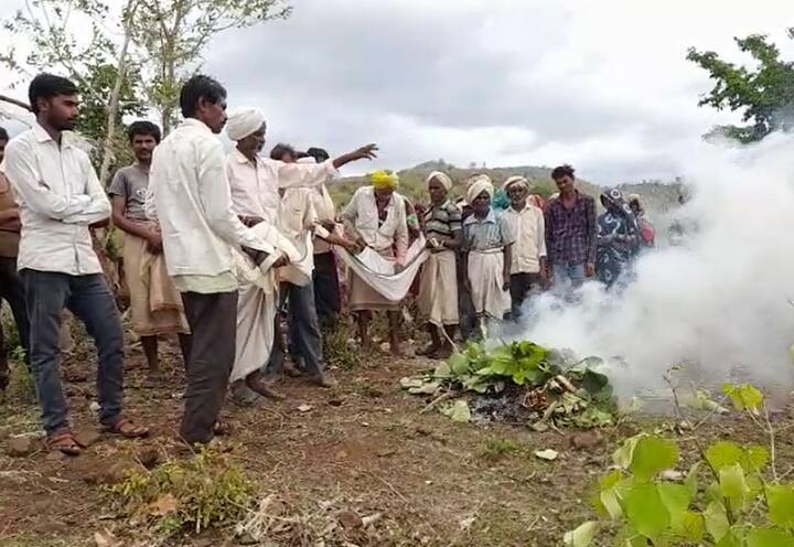 कृत्रिम पावसाच्या प्रयोगात आकाशातील ढगांवर मिठाच पाणी अर्थात सोडियम क्लोराईड आणि सिल्व्हर आयोडाईड याचे मिश्रण असलेलं पाणी विमानातून फवारतात.