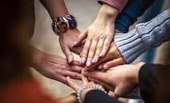 Zodiac Signs: আড়ষ্টতা নেই বিন্দুমাত্র, অচেনা মানুষের সঙ্গেও বন্ধুত্ব পাতিয়ে ফেলতে পারেন এই রাশির জাতকরা