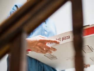 'मैं आपसे इश्क करता हूं'...पिज्जा डिलीवरी ब्वॉय ने महिला ग्राहक को किया प्रपोज, कंपनी ने जॉब से निकाला