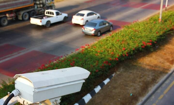 ਜਦੋਂ ਕੋਈ ਵਿਅਕਤੀ ਟ੍ਰੈਫਿਕ ਨਿਯਮਾਂ ਦੀ ਉਲੰਘਣਾ ਕਰਦਾ ਹੈ, ਤਾਂ ਟ੍ਰੈਫਿਕ ਕੰਟਰੋਲ ਰੂਮ ਦੁਆਰਾ ਤੁਹਾਡੇ ਮੋਬਾਈਲ 'ਤੇ ਐਸਐਮਐਸ ਰਾਹੀਂ ਈ-ਚਲਾਨ ਭੇਜਿਆ ਜਾਂਦਾ ਹੈ। ਜੇਕਰ ਚਲਾਨ ਦੀ ਰਕਮ ਤੈਅ ਸਮਾਂ ਸੀਮਾ ਦੇ ਅੰਦਰ ਜਮ੍ਹਾ ਨਾ ਕਰਵਾਈ ਜਾਏ ਤਾਂ ਵਾਹਨ ਜ਼ਬਤ ਕੀਤਾ ਜਾ ਸਕਦਾ ਹੈ। ਇਹ ਧਿਆਨ ਦੇਣ ਯੋਗ ਹੈ ਕਿ ਟ੍ਰੈਫਿਕ ਕੰਟਰੋਲ ਰੂਮ 24x7 ਕੰਮ ਕਰ ਦਾ ਹੈ। ਇਸ ਲਈ ਰਾਤ ਨੂੰ ਵੀ ਇਨ੍ਹਾਂ ਕੈਮਰਿਆਂ ਤੋਂ ਬਚਣ ਦੀ ਸੰਭਾਵਨਾ ਨਹੀਂ ਹੁੰਦਾ।