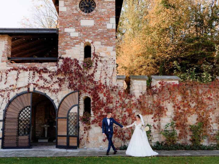 अब खबर ये सामने आ रही है कि चैट जीपीटी की मदद से कपल ने शादी की है. People magazine के मुताबिक, AI पॉवर्ड चैटबॉट को कपल के बीच में रखा गया और डेटा के आधार पर उसने दोनों के विवाह की घोषणा की और दूर-दराज से आए मेहमानों को खास अंदाज में थैंक्यू भी कहा.