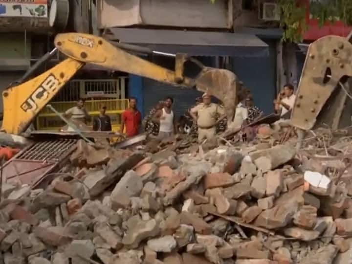 Delhi PWD's officials demolished Hindu temple paramilitary personnel deployed to maintain peace in Bhajanpura area  Delhi Anti Encroachment Drive: पीडब्लूडी का मंदिर पर चला हथौड़ा, भजनपुरा इलाके में अर्ध सैनिक बलों के जवान मौके पर तैनात