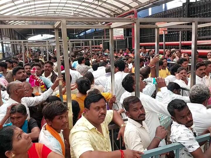 गुरुस्थानजवळील निमवृक्षाला प्रदक्षिणा घालून भाविक गुरुला नमन करत असून साईनामाच्या जयघोषाने परिसर दुमदूमून गेला आहे.