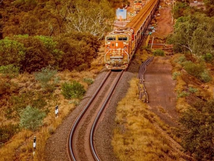 Worlds longest train is goods train named The Australian BHP Iron Ore it was around 7 kilometres long वासुकी या शेषनाग नहीं, बल्कि ये थी दुनिया की सबसे लंबी ट्रेन... इसमें थे 400-500 से कहीं ज्यादा डिब्बे!