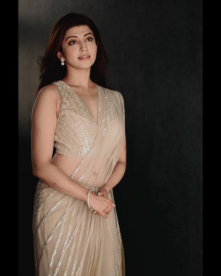 ఒక బిడ్డకి తల్లి అయిన తర్వాత ప్రణీత అందం మరింత రెట్టింపు అయ్యింది. Image Credit: Pranitha Subhash/Instagram