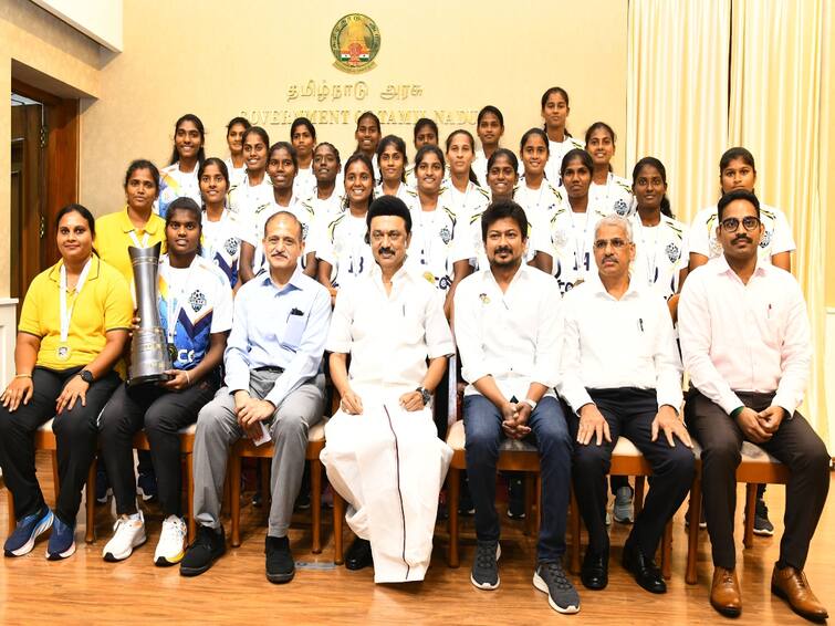 National Senior Women's Football Championship gold trophy winners Tamil Nadu team met tncm stalin தேசிய சீனியர் மகளிர் கால்பந்து சாம்பியன்ஷிப்: ஹரியானாவை வீழ்த்திய தமிழ்நாடு.. நேரில் வாழ்த்திய முதல்வர்!