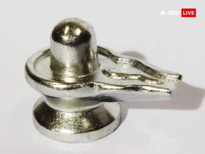 पारद शिवलिंग- पारद शिवलिंग को इस सावन अपने घर जरुर लाएं, ऐसा माना जाता है कि इस शिवलिंग को रखने भोलेनाथ प्रसन्न होते हैं और आपकी हर मनोकामना पूरी करते हैं.