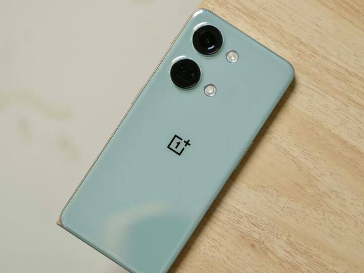 Oneplus Nord 3 और CE 3: वनप्लस 5 जुलाई को 2 स्मार्टफोन लॉन्च करेगी. वनप्लस नॉर्ड की कीमत 32,999 रुपये से शुरू होगी. दोनों ही फोन अमेजन पर उपलब्ध होंगे. वनप्लस नॉर्ड 3 को कंपनी 2 स्टोरेज में लॉन्च करेगी. इसमें आपको 5000 एमएएच की बैटरी, 50MP का प्राइमरी कैमरा, MediaTek Dimensity 9000 SoC और 6.74 इंच की डिस्प्ले 120hz के रिफ्रेश रेट के साथ मिलेगी.