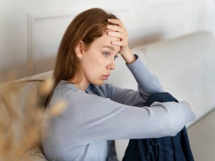 Depression जैसे ही दिखते हैं इन बीमारियों के भी लक्षण, कन्फ्यूज़न में कहीं इन्हें नज़रअंदाज़ तो नहीं कर रहे हैं आप