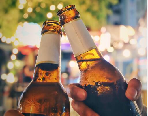 ਭਾਰਤ ਵਿੱਚ ਸ਼ਰਾਬ ਪੀਣ ਵਾਲਿਆਂ ਦੀ ਗਿਣਤੀ ਕਿਸੇ ਵੀ ਦੇਸ਼ ਨਾਲੋਂ ਵੱਧ ਹੈ। ਪਰ ਭਾਰਤੀ ਲੋਕ ਸਭ ਤੋਂ ਵੱਧ ਕਿਸ ਤਰ੍ਹਾਂ ਦੀ ਸ਼ਰਾਬ ਪੀਂਦੇ ਹਨ, ਇਸ ਵੱਲ ਕੋਈ ਜਲਦੀ ਧਿਆਨ ਨਹੀਂ ਦਿੰਦਾ। ਹਾਲਾਂਕਿ, ਤੁਹਾਨੂੰ ਟੈਂਸ਼ਨ ਲੈਣ ਦੀ ਜ਼ਰੂਰਤ ਨਹੀਂ ਹੈ, ਕਿਉਂਕਿ ਅੱਜ ਅਸੀਂ ਇਸ ਲੇਖ ਵਿੱਚ ਇਨ੍ਹਾਂ ਅੰਕੜਿਆਂ ਬਾਰੇ ਗੱਲ ਕਰਾਂਗੇ, ਇਸਦੇ ਨਾਲ ਹੀ ਅਸੀਂ ਤੁਹਾਨੂੰ ਇਹ ਵੀ ਦੱਸਾਂਗੇ ਕਿ ਭਾਰਤ ਵਿੱਚ, ਖਾਸ ਕਰਕੇ ਇਸਦੀ ਰਾਜਧਾਨੀ ਦਿੱਲੀ ਵਿੱਚ ਲੋਕ ਜ਼ਿਆਦਾ ਸ਼ਰਾਬ ਜਾਂ ਬੀਅਰ ਪੀਂਦੇ ਹਨ।