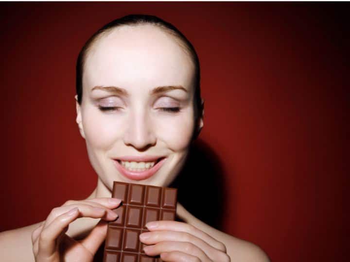 World Chocolate Day If you eat a chocolate daily then what changes can happen in your body World Chocolate Day: एक चॉकलेट रोज खाएं तो आपके शरीर में क्या-क्या बदलाव हो सकते हैं
