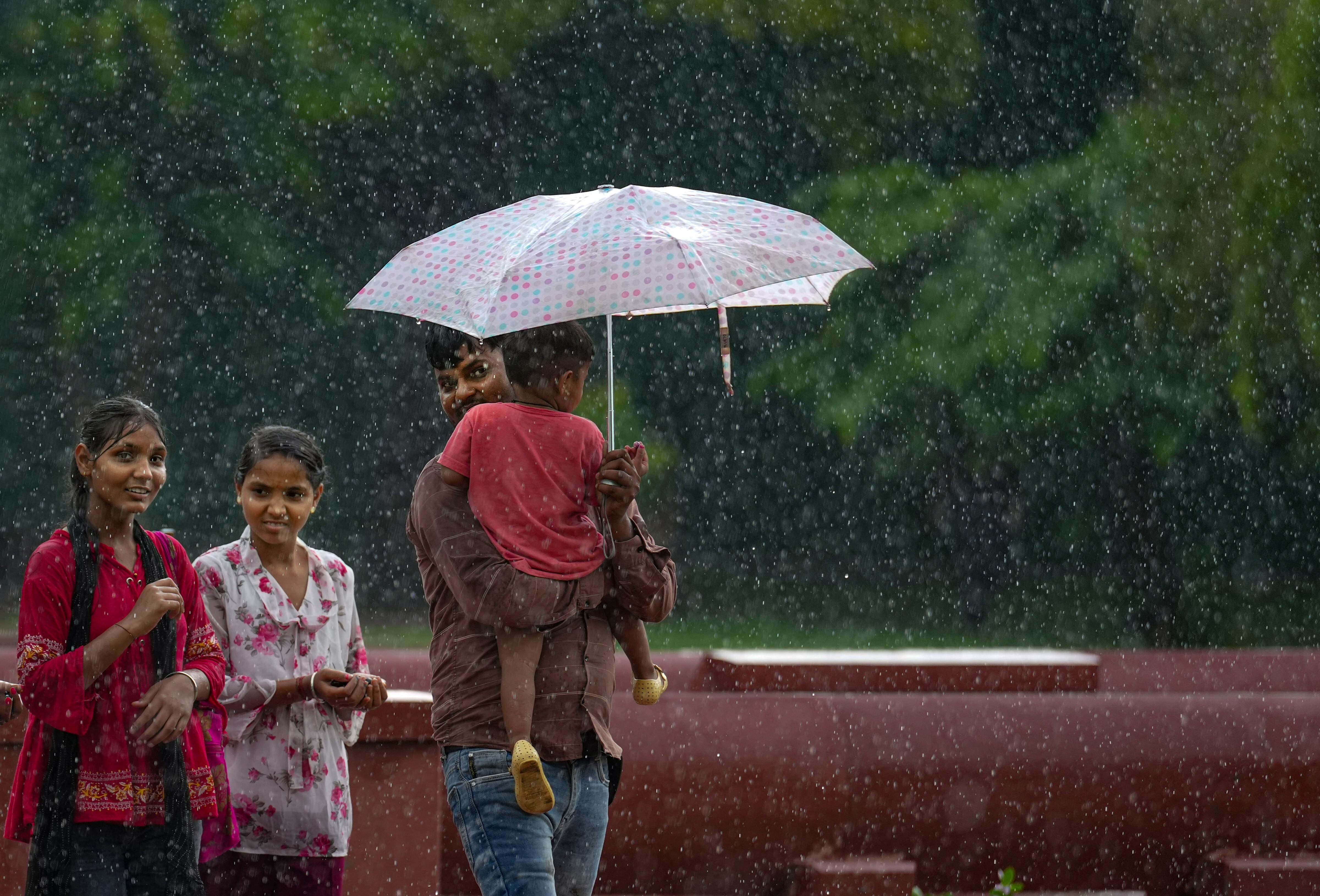 Weather Update Today: ગુજરાત, દિલ્હી, યુપી સહિત આ રાજ્યોમાં પડશે વરસાદ, અહીં વધ્યો તાપમાનનો પારો, જાણો હવામાન વિભાગનું લેટેસ્ટ અપડેટ