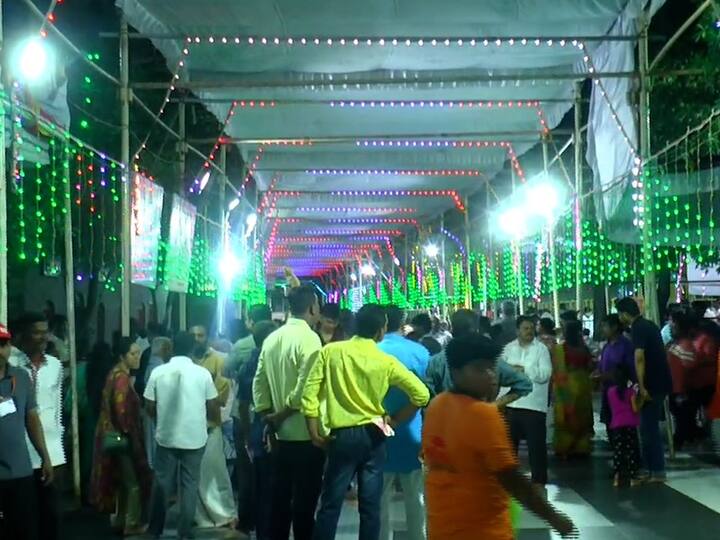 आज सकाळपासून भक्तांनी साईबाबांच्या दर्शनाला गर्दी केली असून साई मंदिरावर आकर्षक विद्युत रोषणाई करण्यात आली आहे.