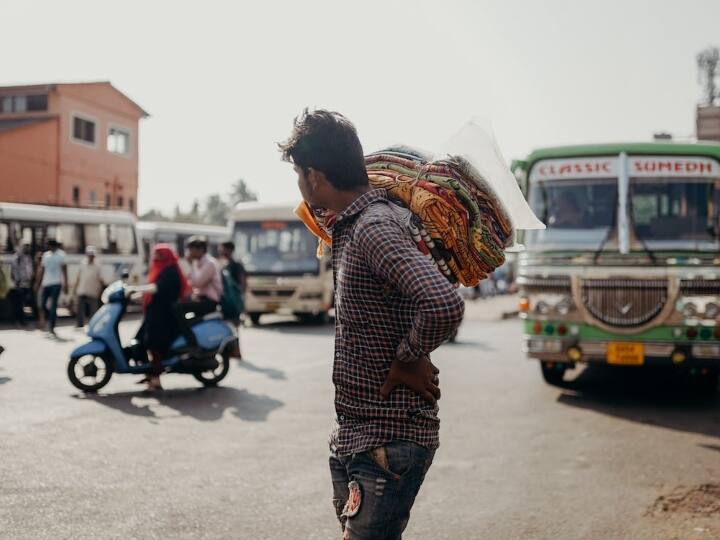 जब ट्रैफिक कॉन्स्टेबल आपकी गाड़ी की चाबी निकालता है, आपको उस घटना का वीडियो बनाने की सलाह दी जाती है. इस वीडियो को आप उस एरिया के पुलिस स्टेशन में जाकर किसी सीनियर अधिकारी के सामने दिखा सकते हैं, और उसे अपनी शिकायत कर सकते हैं.