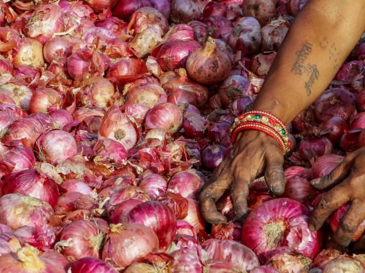 After tomato the price of onion will rise know how much the price can be increased Onion Price: ટામેટા બાદ ડુંગળીના ભાવમાં થશે ભડકો, જાણો કેટલો થઈ શકે છે ભાવ