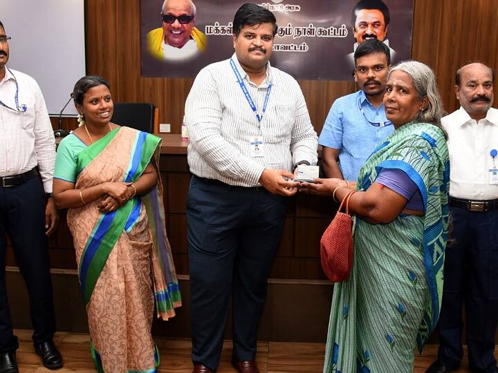 Karur District Collector gave hearing aid instruments differently abled at the People's Grievance Day meeting TNN Karur: கரூரில்  மாற்றுத்திறனாளிகளுக்கு காதொலிக்கருவிகளை வழங்கிய ஆட்சியர்