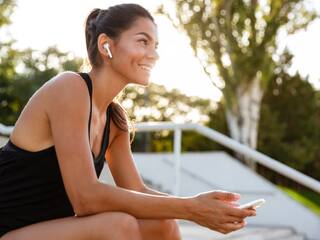 Apple: कान पर लगाते ही आपका बॉडी टेम्प्रेचर बताएंगे AirPods, हेल्थ पर भी रखेंगे नजर