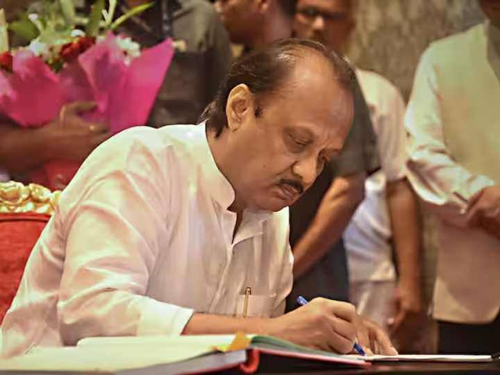 अजित पवार के पास कई जमीने भी हैं जिनकी कुल कीमत 50 करोड़ रुपये है. करीब 13 लाख 90 हजार रुपये के सोने व चांदी के जेवर हैं.